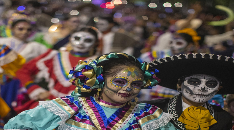 Como parte de la festividad, las personas se maquillan y caracterizan a las catrinas como si fueran calaveras creadas por el ilustrador José Guadalupe Posada y renombradas así por el pintor Diego Rivera.