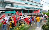 Integrantes del gremio Suntracs realizaron un plantón frente a la sede la Corporación Medcom y bloquearon la Avenida 12 de Octubre.