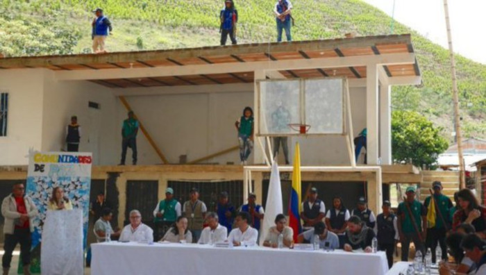 La disidencia de las FARC-EP señaló que se encuentran a disposición de sentarse en cualquier sitio del territorio nacional con el Gobierno con el fin de continuar los diálogos.