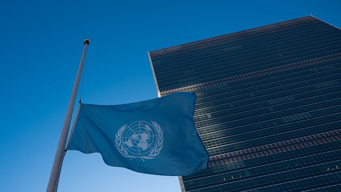 Banderas de ONU ondean a media asta en homenaje a trabajadores humanitarios fallecidos durante escalada sionista contra Gaza.