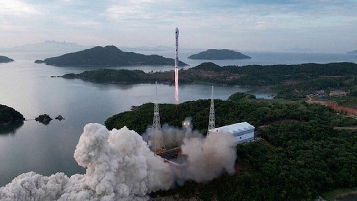 Según norcoreanas el cohete Chollima-1 voló a lo largo de la trayectoria preestablecida y puso con precisión el satélite de reconocimiento en su órbita.