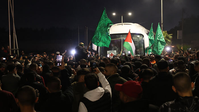 Palestinos celebran la liberación personas detenidas en cárceles de Israel.