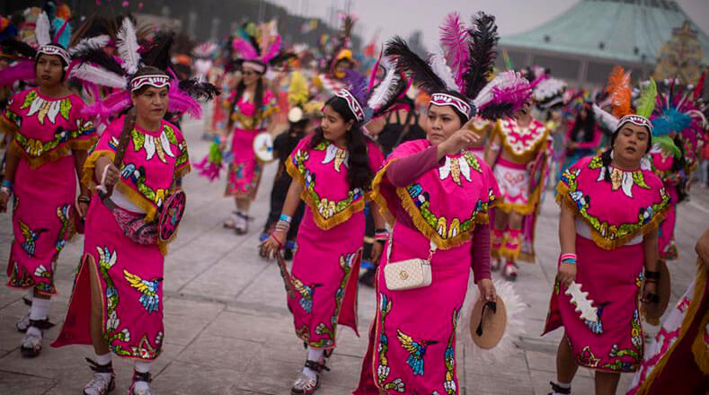 La festividad religiosa se produce en un ambiente festivo en las calles cercanas a la Basílica de Guadalupe, en el norte de la Ciudad de México.