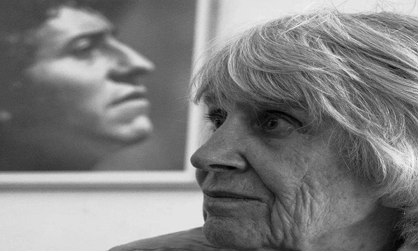 Nacida en Londres y nacionalizada chilena, Joan Jara dedicó su vida a preservar y dar a conocer la obra artística de Víctor Jara, su esposo, a través de la Fundación que lleva su nombre.