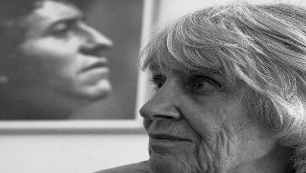 Nacida en Londres y nacionalizada chilena, Joan Jara dedicó su vida a preservar y dar a conocer la obra artística de Víctor Jara, su esposo, a través de la Fundación que lleva su nombre.