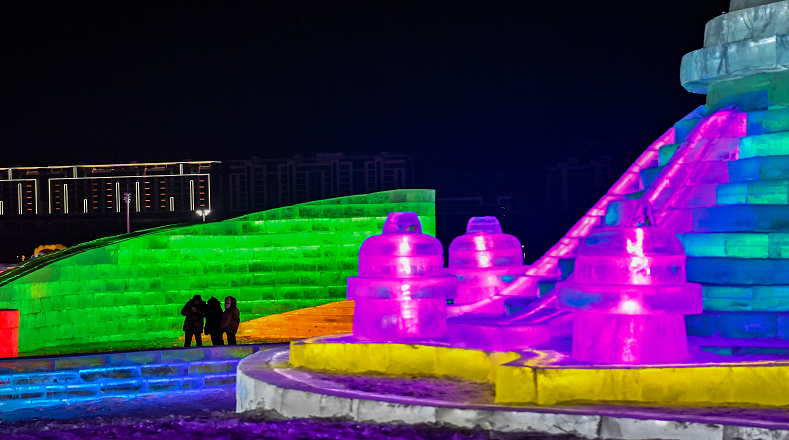 En la ciudad de china de Changchun, perteneciente a la provincia de Jilin, al noreste del país asiático, se inauguró este martes el 27º Festival de Hielo y Nieve con el lema: "Hielo y nieve urbanos. Encuentro en Changchun".