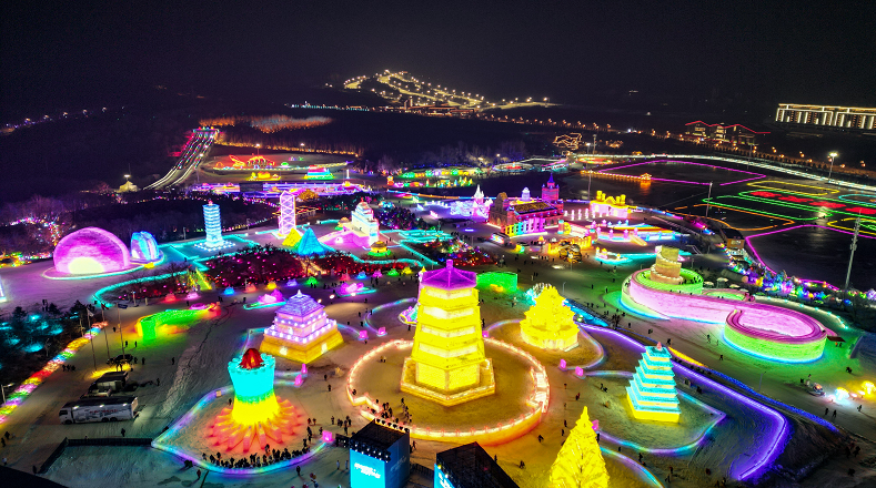 Al abrir sus puertas en esta jornada, multitud de personas han visitado el parque temático Nuevo Mundo de Hielo y Nieve de Changchun. El festival recibirá al público desde diciembre de 2023 hasta marzo de 2024.