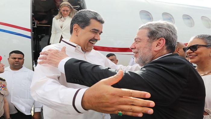 A su llegada a la capital sanvicentina, Nicolás Maduro ratificó que Venezuela defiende la paz.