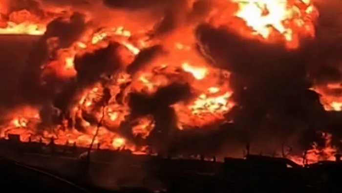 La explosión sucedió en la comuna de Kaloum y cerca del puerto, donde se reportan enormes llamas y una gran humareda negra que cubre el cielo.