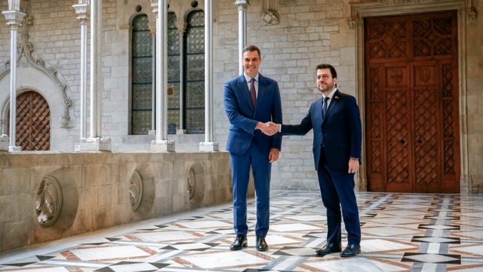 Sánchez y Aragonès acordaron convocar una próxima reunión de la mesa de diálogo en el primer trimestre de 2024.
