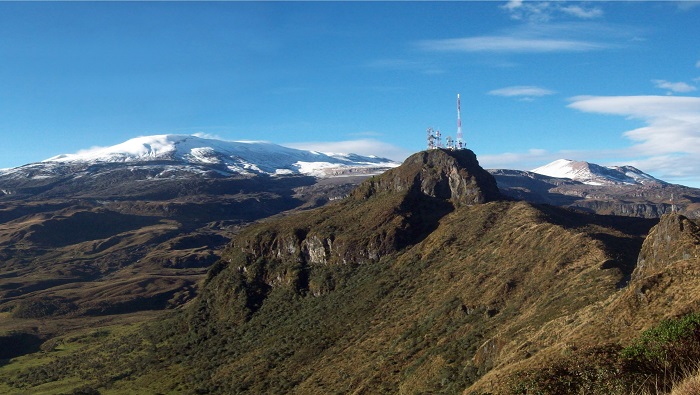 El Nevado del Ruiz está ubicado a unos 5.364 metros sobre el nivel del mar en el Parque Natural Nacional de los Nevados, entre los departamentos de Tolima y Caldas.
