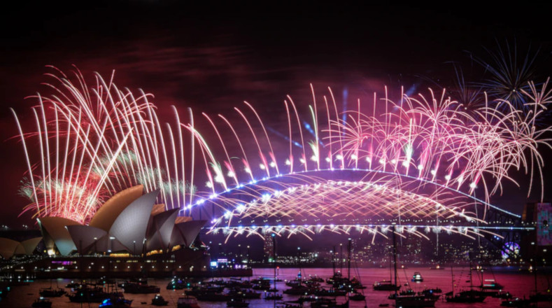 Sídney conmemora el 2024 con un grandioso espectáculo pirotécnico sobre la bahía y su famosa Ópera, centro de reunión por excelencia y hoy corazón de la fiesta.