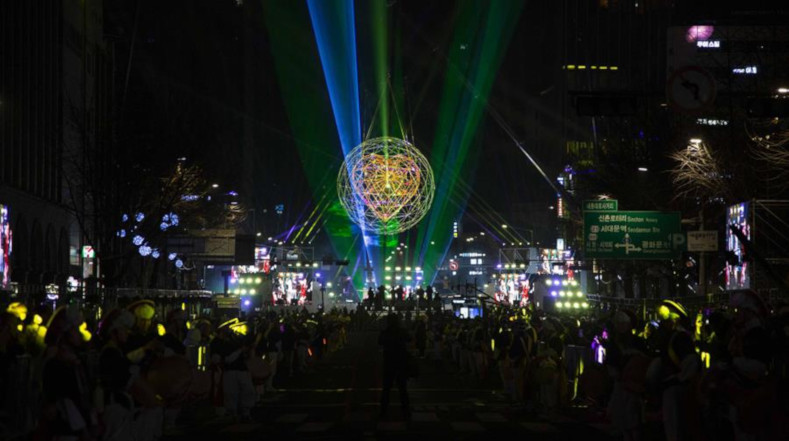 La gente se reúne para las celebraciones de Año Nuevo en la plaza Gwanghwamun en Seúl, Corea del Sur, el 1 de enero de 2024. Según el zodíaco chino, 2024 es el año del Dragón Azul.