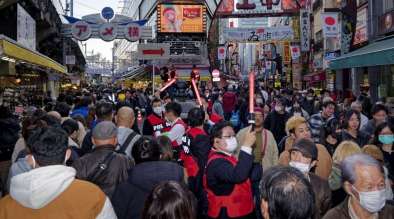 Miles de japoneses salieron a las calles para darle la bienvenida al año nuevo 2024.