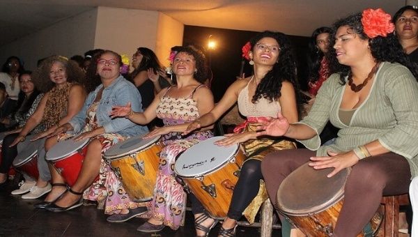 Las manos de mujeres frente al tambor son propuestas reivindicativas de lo ancestral.