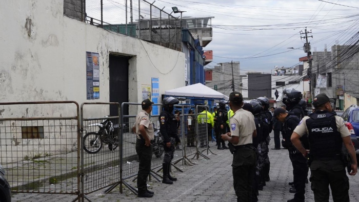 Según fuentes locales, el personal policial ingresó sobre las 10H30 (hora local) al centro carcelario El Inca.