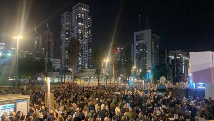 Al mismo tiempo de la concentración de apoyo a las familias de los rehenes, se celebró en el centro de Tel Aviv una protesta para exigir nuevas elecciones en Israel.