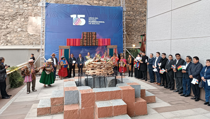 “Celebramos con alegría y unidad los 15 años de nuestro Estado Plurinacional de Bolivia.¡Aquí hay un pueblo digno! ¡Aquí hay un pueblo de pie!”, escribió el presidente Luis Arce