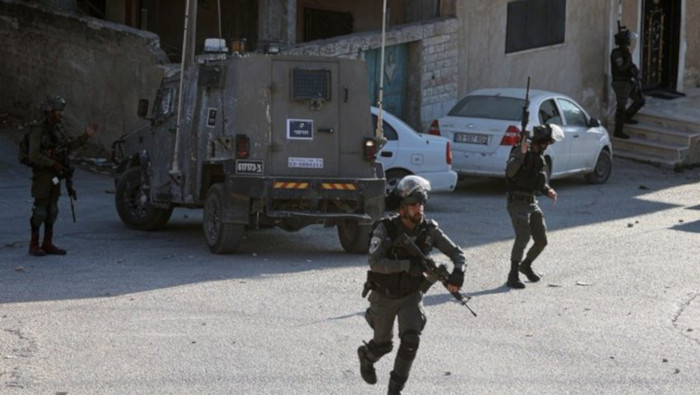 Las fuerzas israelíes allanaron además varias casas e interrogaron a sus residentes en Beit Furik, al este de Nablus.