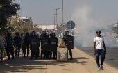 Las fuerzas de seguridad reprimieron a los manifestantes, quienes lanzaron piedras e incendiaron neumáticos en la vía.