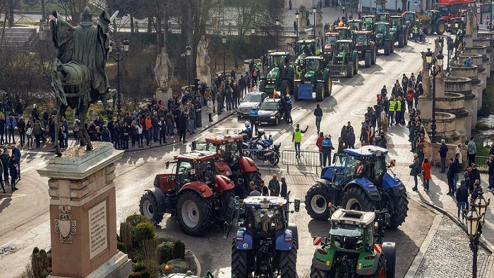 En Madrid han tratado de cortar el tráfico de las vías principales, incluso bloqueado infraestructuras como el puerto de Málaga con unos 200 tractores.