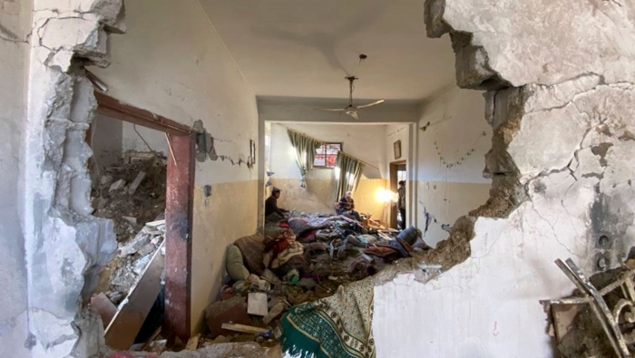 Aviones de combate israelíes bombardearon casas en los barrios de Al-Rimal, Al-Sabra y Al-Zaytoun, de la ciudad de Gaza.