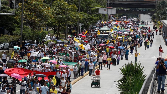 Una multitudinaria movilización tuvo lugar en la ciudad de Medellín, donde los manifestantes se concentraron en el parque de Las Luces y marcharon hacia el búnker de la Fiscalía.