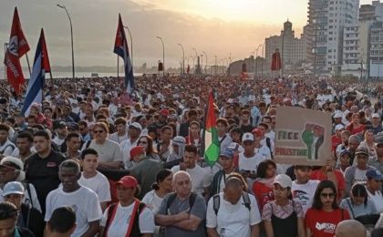 Miles de cubanos marchan encabezados por el presidente Miguel Díaz-Canel y la máxima dirección de la nación caribeña. 