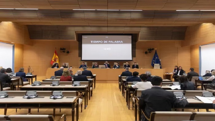 La iniciativa obtuvo 20 votos a favor y 17 en contra, al contar con el apoyo de PSOE, Sumar, ERC, Junts, Bildu, PNV y Podemos como representante del Grupo Mixto, y frente al no de PP y Vox.