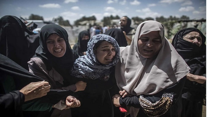 Destacó que “las mujeres y niñas palestinas en Gaza están siendo sometidas a desplazamientos forzados, perdiendo sus hogares y propiedades, y enfrentando dificultades para acceder a servicios básicos como atención médica, educación y protección”.