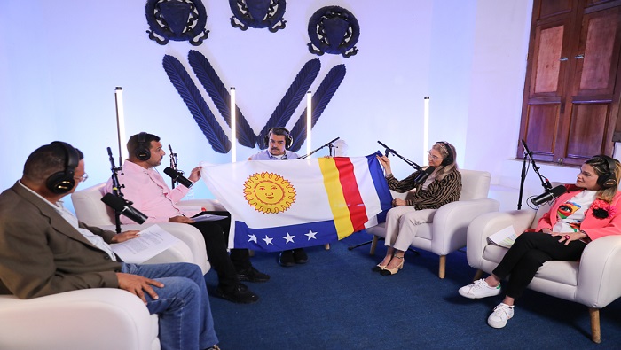 Durante el programa se mostró la bandera del movimiento independentista articulado por patriotas de La Guaira, hoy bandera de dicha entidad regional.