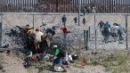 Migrantes atraviesan el muro que separa México de Estados Unidos, una de las fronteras más mortíferas del mundo.
