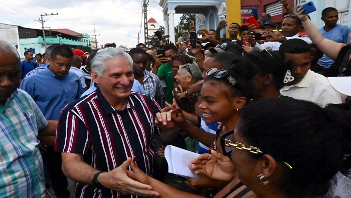 En el municipio santiaguero de Songo-La Maya, el mandatario fue recibido por el pueblo con entusiasmo.