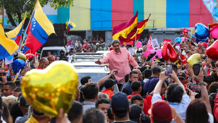 El presidente Maduro estuvo este viernes en la comunidad de Catia, en Caracas, donde la población lo recibió con algarabía y el grito de “¡Nico, Nico, Nico!”.