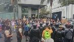 La Conaie junto al Frente Nacional Antiminero y el Movimiento Indígena y Campesino de Cotopaxi organizaron una protesta frente a la embajada de Canadá, en Quito