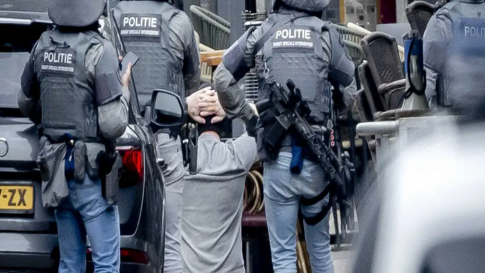 Según las declaraciones de la jefa de operaciones de la policía de los Países Bajos Orientales, Anne Jan Oosterheert durante la mañana las fuerzas de seguridad negociaron con el presunto secuestrador.