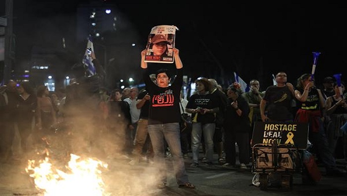Manifestantes consideraron que Netanyahu desea prolongar la agresión contra Gaza para mantenerse en el poder y evadir el peso de la Justicia.