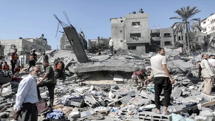 La resolución rechaza el empleo por parte del ejército de ocupación de material explosivo en zonas pobladas de Gaza, así como “el uso de inteligencia artificial para ayudar a tomar decisiones militares que pueden contribuir a la comisión de crímenes internacionales”.
