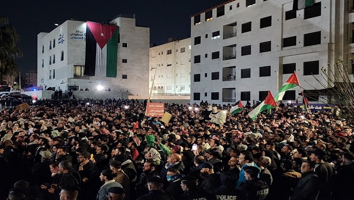 El pueblo jordano llenó las arterias portando banderas palestinas y carteles con mensajes que reclaman un cese al fuego en territorio gazatí.