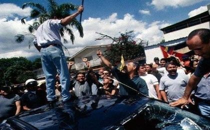 Los violentos que asediaron la Embajada cubana le cortaron servicios básicos y amenazaron con impedir que llegaran alimentos a los diplomáticos cubanos.