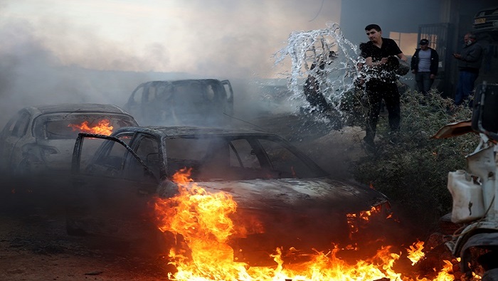 Además de sembrar el terror y asesinar a residentes, los colonos israelíes, bajo protección de las fuerzas de ocupación, han quemado viviendas y vehículos.