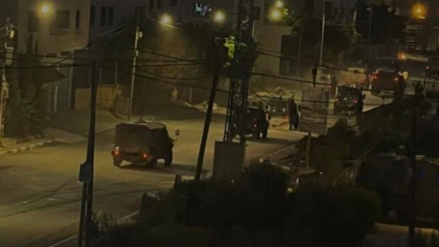 Las fuerzas israelíes allanaron viviendas en el barrio de Al-Manshiyya, realizaron registros y sometieron a interrogatorios a los residentes