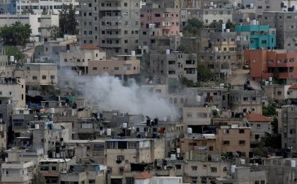 Al menos nueve personas de una misma familia, seis de ellas niños, murieron en uno de los ataques que golpeó contra un edificio residencial en el barrio de Tel Sultan, Rafah.