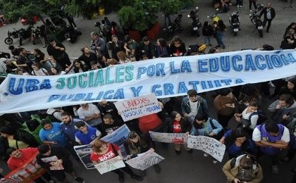Estudiantes y docentes exigen sus derchos ante las medidas del Gobierno de Javier Milei.
