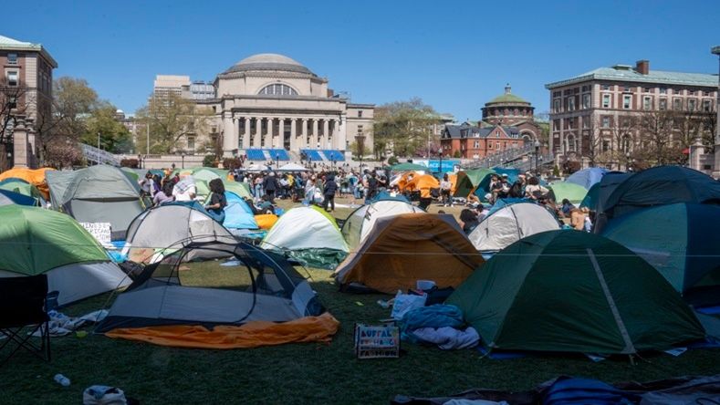 Las protestas comenzaron la semana pasada en el campus de la Universidad de Columbia, una de las facultades más prestigiosas en Estados Unidos, donde los estudiantes instalaron un campamento a favor de Palestina.