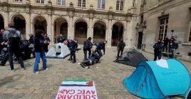 Los estudiantes gritaban consignas como “Israel asesino, Sorbona cómplice” y “No nos mires, únete a nosotros”, mientras la policía los expulsaba del campus.