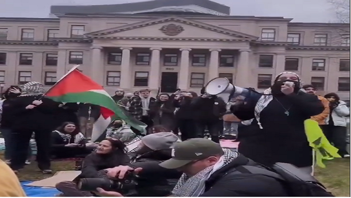 Los participantes coreaban a ritmo de una batería consignas que condenan el asedio contra el pueblo palestino.
