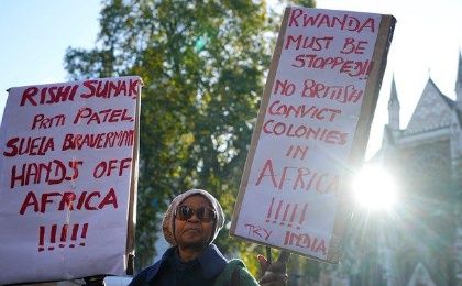 Este miércoles se celebró una gran manifestación frente a Lunar House en Croydon, al sur de Londres, donde un hombre, un ciudadano sudanés, fue detenido el lunes y le dijeron que lo enviarían a Ruanda. 