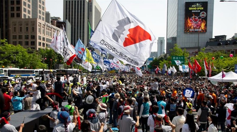 Miembros de la Confederación de Sindicatos de Corea del Sur (KCTU) protestaron contra la política laboral del Gobierno durante una manifestación que conmemoró el 1ro de mayo en Seúl. Estos exigían una reforma salarial, mejores condiciones de trabajo, así como la dimisión del presidente surcoreano, Yoon Suk-yeol.