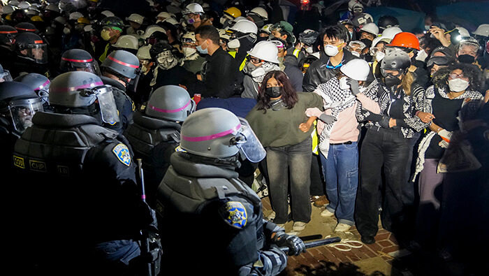 Según un recuento publicado por medios y agencias estadounidenses, al menos 200 manifestantes fueron arrestados en la Universidad de California en Los Ángeles.